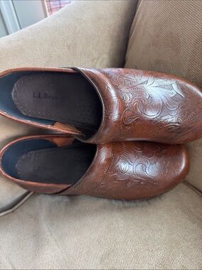 L.L. Bean women’s Embossed Brown Leather Slip-Ons